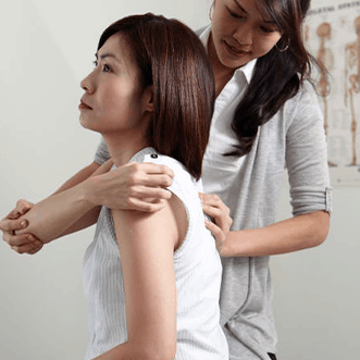 Dr Choo Su Yi giving Chiropractic Treatment