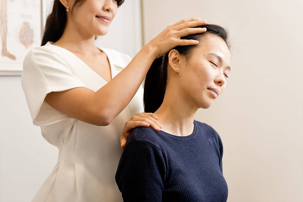 Neck and upper back pain - Female Chiropractor Singapore